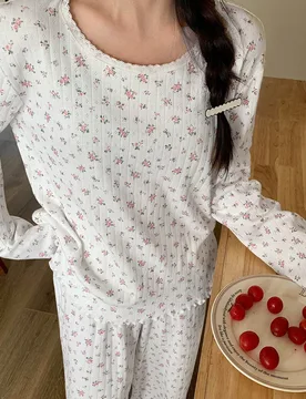 Conjunto de pijama con top de manga larga de cuello redondo ancho y estampado de flores sueltas, y pantalones con borde ondulado blanco, ropa de otoñ - Shein - FashionsVida