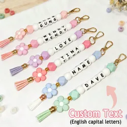 Un colgante de bolso de flor personalizado con borla; llavero con nombre personalizable; regalo perfecto para madre/familia/novia
