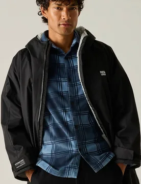 Unisex Adult Waterproof Changing Robe in Black Size: Small/Medium - Black - Size: S/M - Regatta - FashionsVida