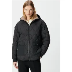Abrigo acolchado de mujer corto y reversible con capucha