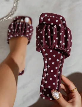 Sandalias planas cuadradas con pliegues y lunares para mujer, zapatillas de playa retro y con estilo, cómodas, color vino tinto, sandalias planas de - Shein - FashionsVida