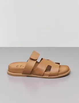 Sandali bassi color cuoio in pelle con doppia fibbia e chiusura a strappo - Hlo! - FashionsVida