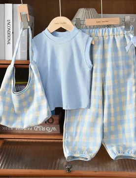 Conjunto de 3 piezas para niñas: Top de chaleco de punto de unicolor + Pantalones a cuadros azules y blancos + Bolso, adecuado para juegos al aire li - Shein - FashionsVida