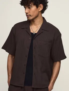 Men's Textured Pleated Oversized Boxy Fit Short Sleeve Shirt Chocolate Size Small Chocolate S - boohooMAN - FashionsVida