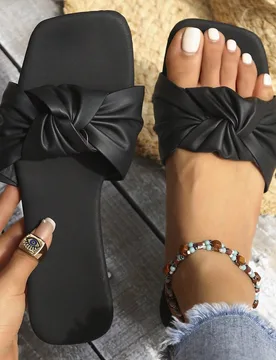 Sandalias de verano con tiras plisadas, decoración de perlas falsas y flores, elemento de tira transparente, simples y elegantes, unicolor, planas - Shein - FashionsVida
