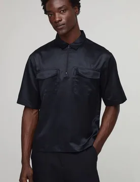 Herren Kastenförmiges Halbarm-Shirt mit Viertel-Reißverschluss Black Größe Large - boohooMAN - FashionsVida