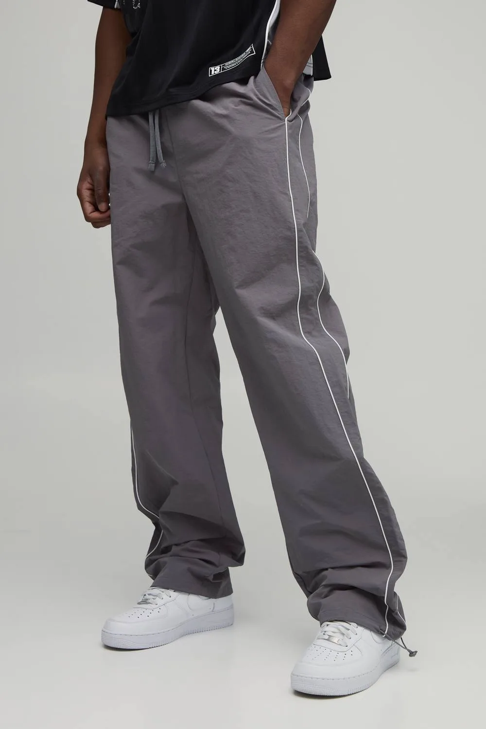 Herren Hohe Entspannte Passform Nylon-Hose Mit Paspeldetails Grey Größe Medium - boohooMAN - FashionsVida