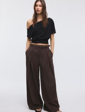 Weite Stoffhose mit Abnähern und Gürtel Braun 40