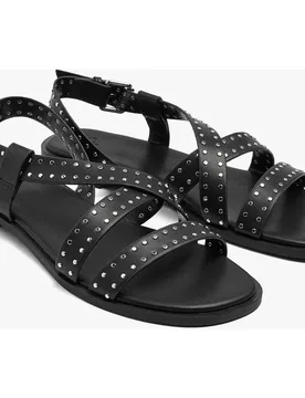 Sandalias planas de mujer con tiras cruzadas y tachuelas decorativas en liso - Parfois - FashionsVida