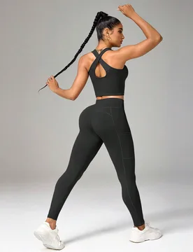 Conjunto de ropa deportiva para mujer con camiseta de tirantes cruzados en la espalda y leggings de unicolor - Shein - FashionsVida