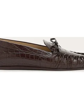 Zapato plano Britt Bow Loafer Croc - Stuart Weitzman - FashionsVida