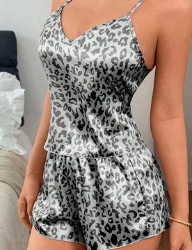Conjunto de pijama de camisola de tirantes y pantalones cortos con estampado de leopardo de seda sintética - Shein - FashionsVida
