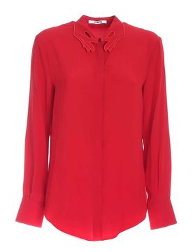 Camicia rossa con colletto mani