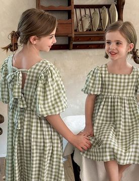 Vestido ajustado con cuello cuadrado y mangas abullonadas para niña con estampado de cuadros trenzados