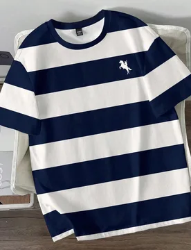 Camiseta de manga corta de corte slim con cuello redondo para hombres, con estampado digital de silueta ecuestre de rayas de contraste, de estilo retr - Shein - FashionsVida