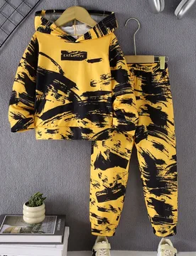 Set de 2 piezas: Sudadera con capucha de manga larga con estampado de grafiti + Pantalones rectos para niños, otoño/invierno - Shein - FashionsVida