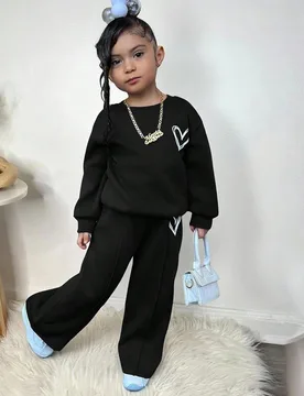 Conjunto informal de niña con sudadera de manga larga de hombros caídos y estampado de corazón de punto de unicolor y pantalón de chándal de pier - Shein - FashionsVida