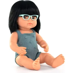 Muñeca asiática con gafas