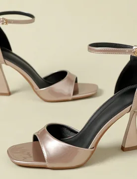 Sandalias de tacón de aguja ultra alto de 9CM para mujer, con hebilla, punta abierta y acabado de charol brillante, estilo de moda de verano para dis - Shein - FashionsVida