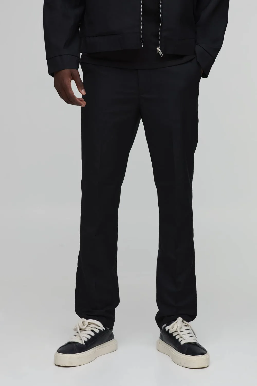 Herren Taillierte Hose Mit Bügelfalte Und Gerader Passform Im Set Black Größe 28 - boohooMAN - FashionsVida