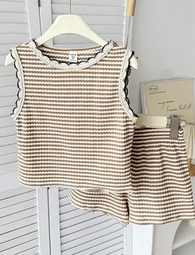 Conjunto de top sin mangas de tirantes y pantalones cortos de rayas minimalista, cómodo y casual para niña preadolescente - Shein - FashionsVida