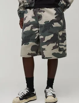Men's Parachute Fit Camo Cargo Shorts Green Size Medium Green M - boohooMAN - FashionsVida