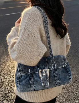 Pcs/Set Bolso Baguette con Solapa Resistente al Desgaste Lavado de Moda con Colgante de Cereza de Cristal (Se Vende Como un Conjunto) Bolso de Hombro - Shein - FashionsVida