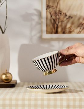 Tazza con piattino a righe - nero