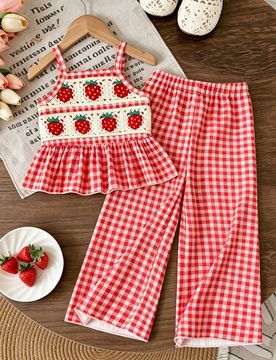 Conjunto de moda casual para niñas jóvenes, con parte superior de tirantes con decoración de encaje de ganchillo con diseño de fresa, y pantalones