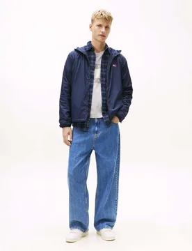 Giubbino antivento blu con cappuccio in nylon riciclato e logo flag - Tommy Jeans - FashionsVida