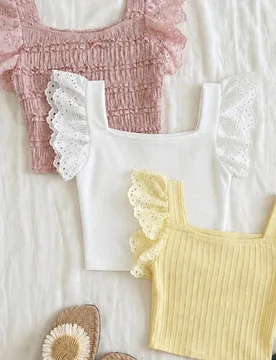 Camiseta corta de cuello cuadrado con ajuste ceñido, punto texturizado, ribete de encaje, bordado y patchwork, estilo casual para vacaciones y hogar, - Shein - FashionsVida