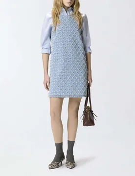 Abito corto smanicato in denim chiaro con fantasia a rombi e strass gioiello applicati - PINKO - FashionsVida