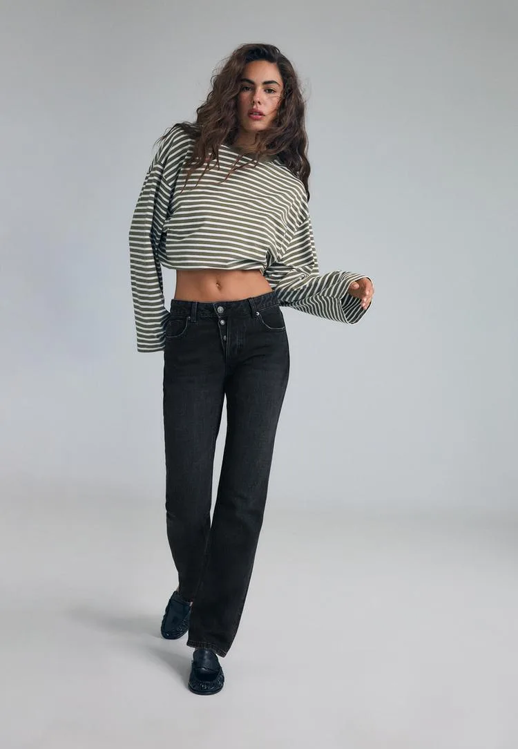 Slim-Fit-Jeans mit geradem Bein SCHWARZER DENIM-WASHED-LOOK 34 - Stradivarius - FashionsVida