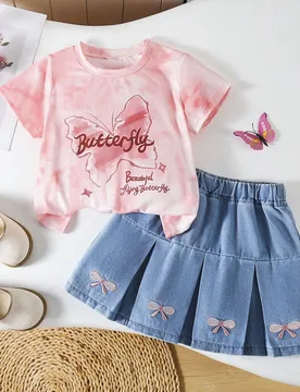 Piezas/Set Camiseta casual holgada de moda con mariposa y tie-dye inglés, simple y cómoda, y falda plisada de mezclilla azul con bordado de lazo dul - Shein - FashionsVida