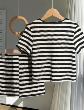 Set de 2 piezas de camiseta para niñas preadolescentes, diseño europeo lindo con rayas negras y blancas de punto, elementos clásicos con decoració