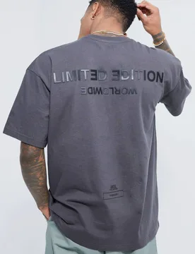 Herren Oversized T-Shirt mit erhabenem Limited Text Dark Grey Größe 4XL - boohooMAN - FashionsVida