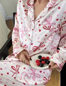 Conjunto de pijama de manga larga con estampado de lazo y corazón - Camisa de manga larga con cuello de botones y pantalones, pijama de satén suave, - Shein - FashionsVida