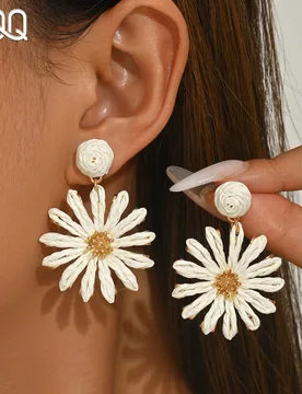 Par de pendientes de flor de ratán hechos a mano de estilo minimalista y elegante para el verano, pendientes florales bohemios de girasol, adecuados - Shein - FashionsVida
