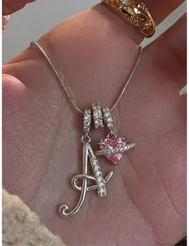 Pieza Collar de acero inoxidable con colgante de corazón rosa de circonita cúbica con letra manuscrita personalizada, collar minimalista con letra, - Shein - FashionsVida