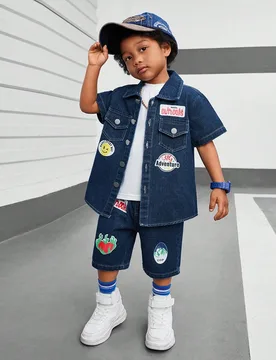 Conjunto de 3 piezas para niños jóvenes en verano, camisa de manga corta de mezclilla con estampado de insignia, chaleco casual & shorts de mezclill - Shein - FashionsVida