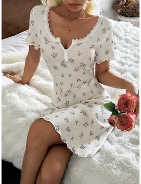 Camisón de manga corta con cuello cuadrado de encaje con parches, abotonado, con estampado floral diminuto y textura acanalada - Shein - FashionsVida