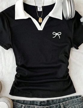 Camiseta casual minimalista cómoda con bloques de color y cuello contrastante para niña preadolescente