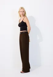 Fließende, gerade Hose mit Gürtel Braun 42