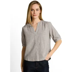 Blusa de mujer con manga corta, cuello pico y cierre de botones