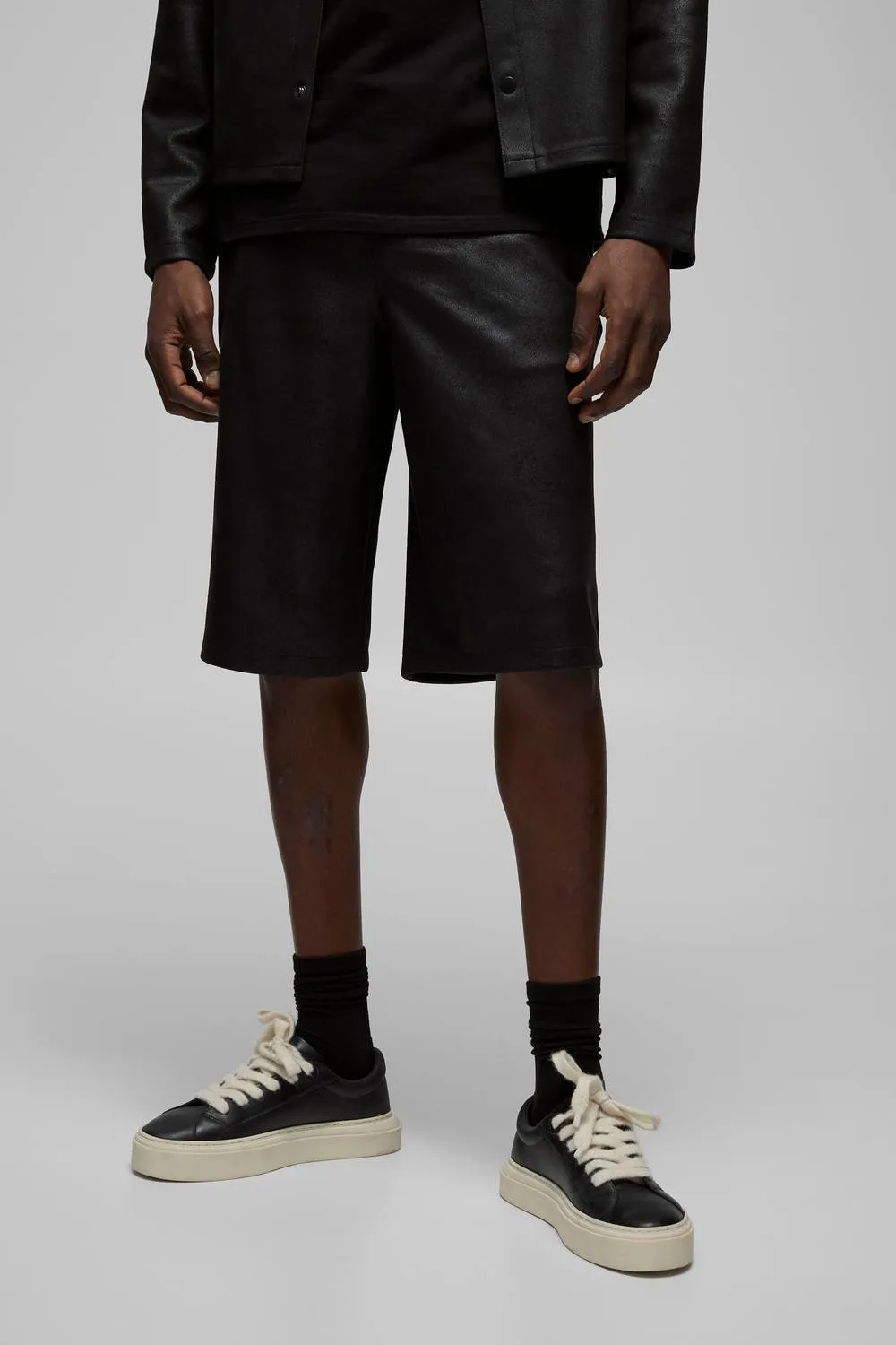 Herren Antique Wildleder-Optik Jorts mit elastischem Bund Black Größe Medium - boohooMAN - FashionsVida