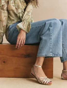 Sandalias romanas tejidas en dorado para verano, zapatos planos con hebilla para vacaciones, de punta abierta y para la playa - Shein - FashionsVida
