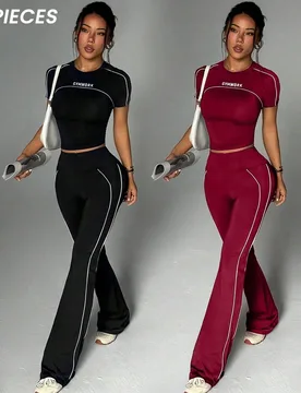 Camiseta deportiva de manga corta y cuello redondo ajustada en negro y blanco, pantalones deportivos acampanados, conjunto deportivo para mujer - Shein - FashionsVida