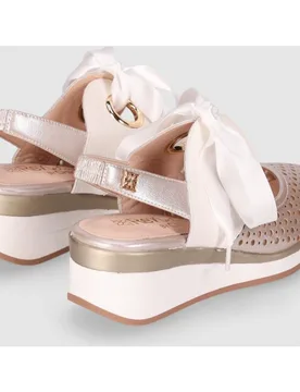 Sandalias de cuña baja de mujer en piel destalonadas con detalle de lazo ancho en el empeine - Chika10 - FashionsVida