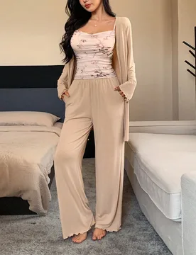 Conjunto de pijama de 3 piezas con estampado todo sobre tela suave, con tirantes de espagueti fruncidos, que incluye bata, pantalones y top tipo camis - Shein - FashionsVida