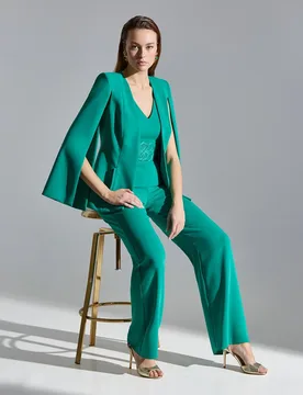 Pantalones de vestir con chaqueta larga con mangas de capa y pantalón recto y top con escote - Sonia Peña - FashionsVida